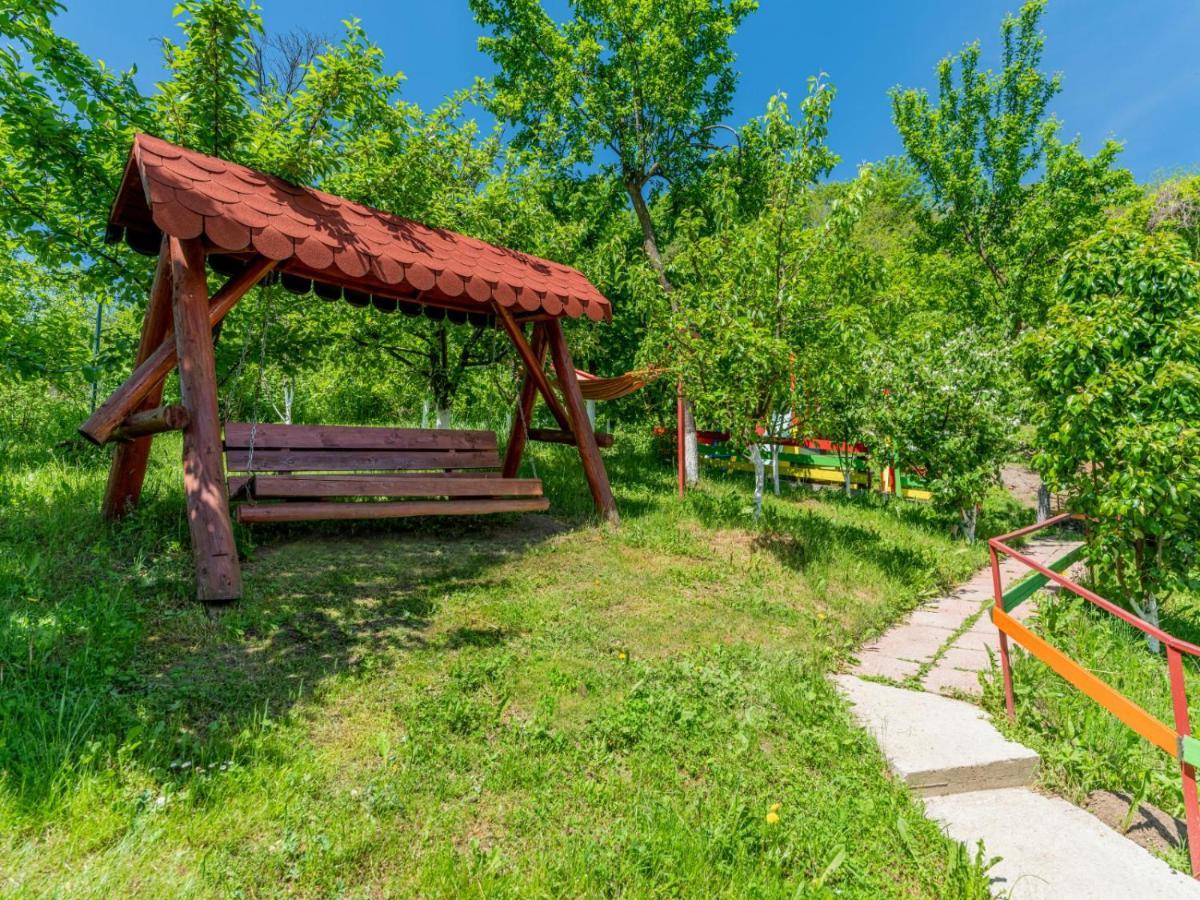 Casuta cu Trandafiri Hotel Slănic Exterior foto